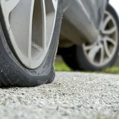 Opony run flat czy zwykłe – co wybrać dla bezpieczeństwa i komfortu?