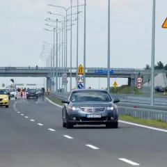 Znak „zjazd z autostrady” – Jakie są zasady i znaczenie tego oznaczenia?