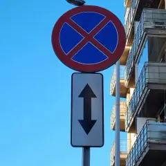 Przegląd znaków drogowych dotyczących parkowania – Co oznaczają?
