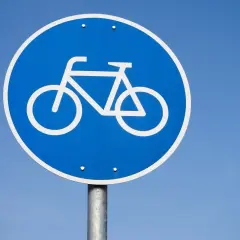 Znaki i przepisy dotyczące ścieżek rowerowych – Co warto wiedzieć?