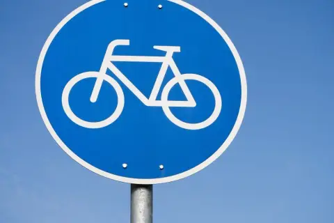 Znaki i przepisy dotyczące ścieżek rowerowych – Co warto wiedzieć?
