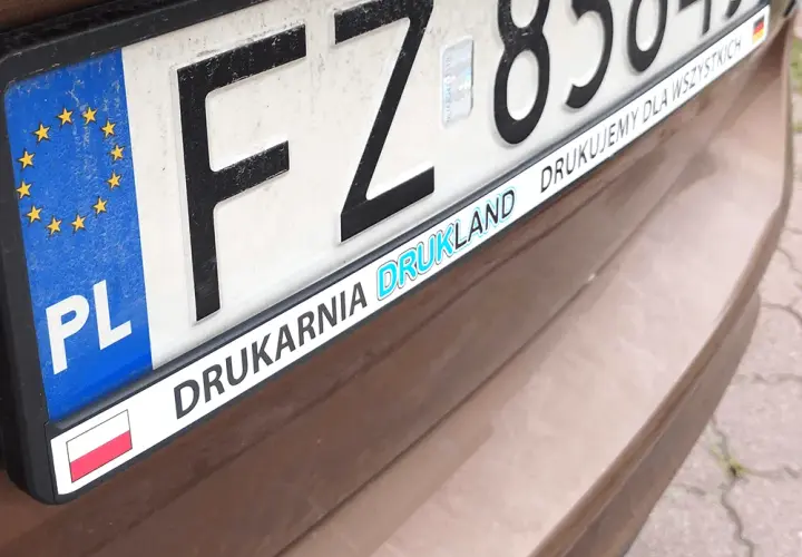 Jakie naklejki na tablice rejestracyjne wybrać? – Praktyczne porady