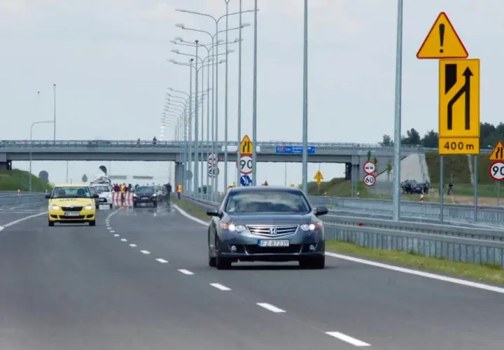 Znak „zjazd z autostrady” – Jakie są zasady i znaczenie tego oznaczenia?