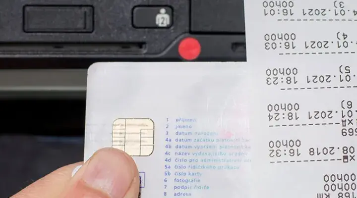 Jak sprawdzić status karty kierowcy i uniknąć problemów z prawem jazdy