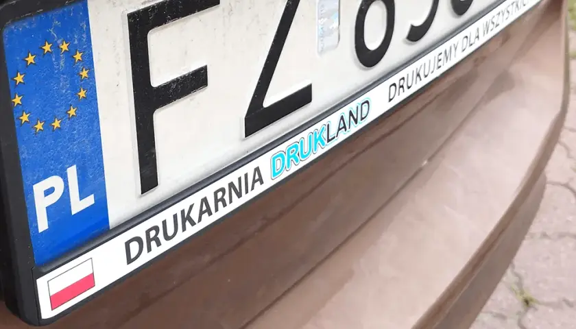 Jakie naklejki na tablice rejestracyjne wybrać? – Praktyczne porady