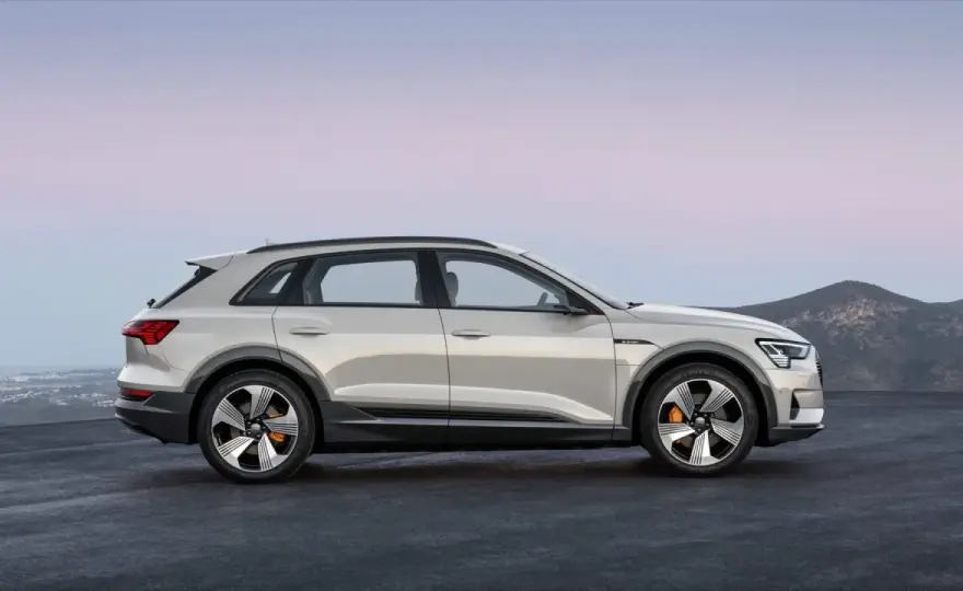 Audi E-Tron 55 – Specyfikacja, opinie i osiągi elektrycznego SUV-a