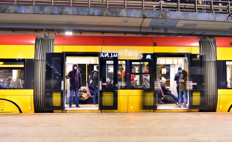 Ile zarabia kierowca tramwaju? Prawda o zarobkach i perspektywach pracy