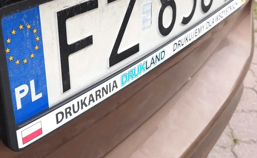 Jakie naklejki na tablice rejestracyjne wybrać? – Praktyczne porady