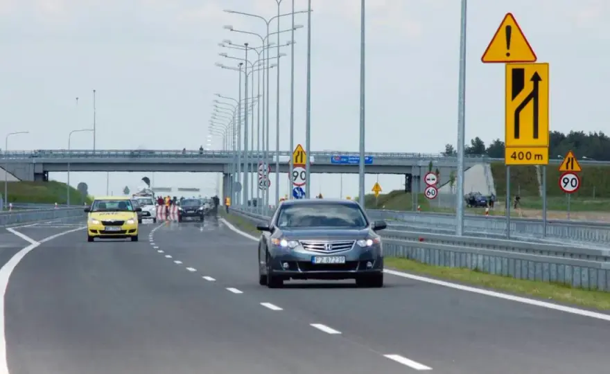 Znak „zjazd z autostrady” – Jakie są zasady i znaczenie tego oznaczenia?