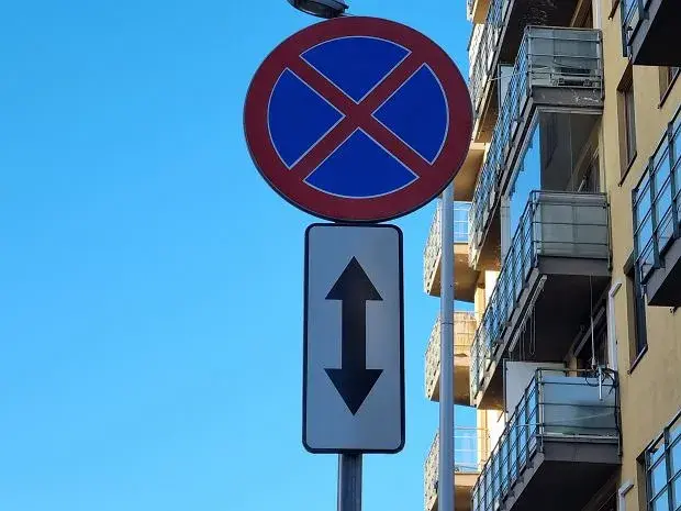 Przegląd znaków drogowych dotyczących parkowania – Co oznaczają?