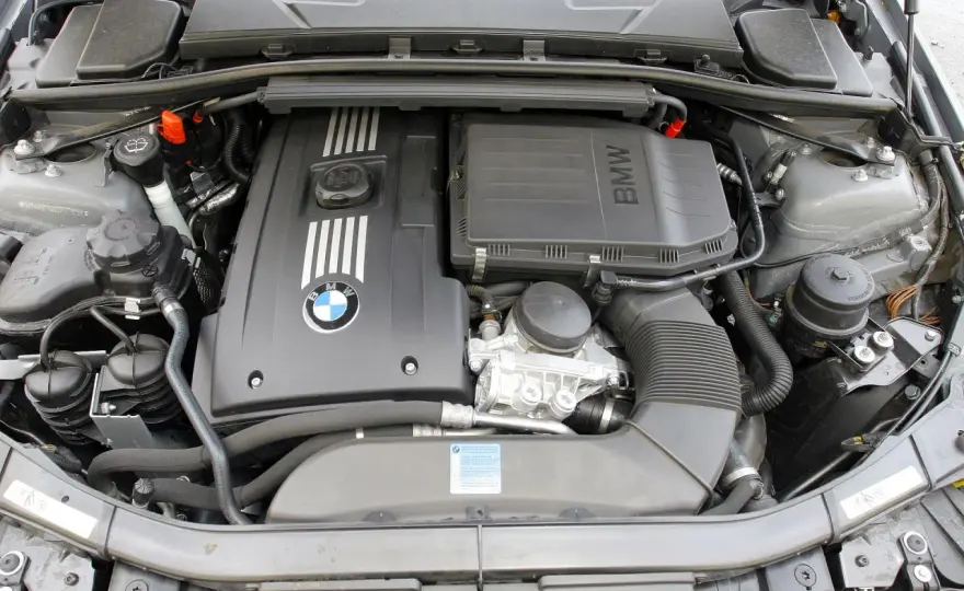 Jaki silnik BMW E90 wybrać? Zobacz te najbardziej niezawodne jednostki
