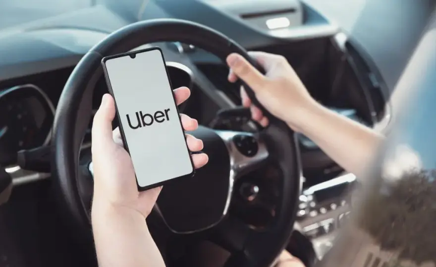 Jak zostać kierowcą Ubera w Polsce – wymagania, zarobki i korzyści