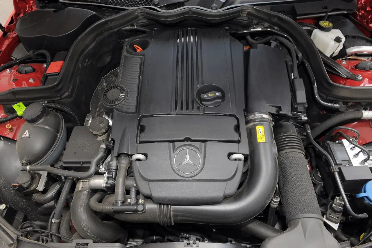 Jaki silnik do Mercedes W204? Porównanie i wybór najlepszego