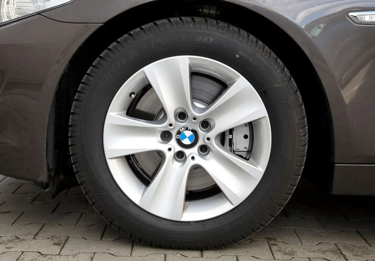 Zdjęcie BMW: Opony Run Flat czy Zwykłe? Porównanie i Wybór dla Twojego Auta