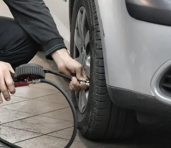 Zdjęcie Jak sprawdzać ciśnienie w oponach: 5 kroków do bezpiecznej jazdy